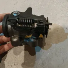 Цилиндр тормозной ISUZU NPR/NQR71/75 с прокачкой задний правый